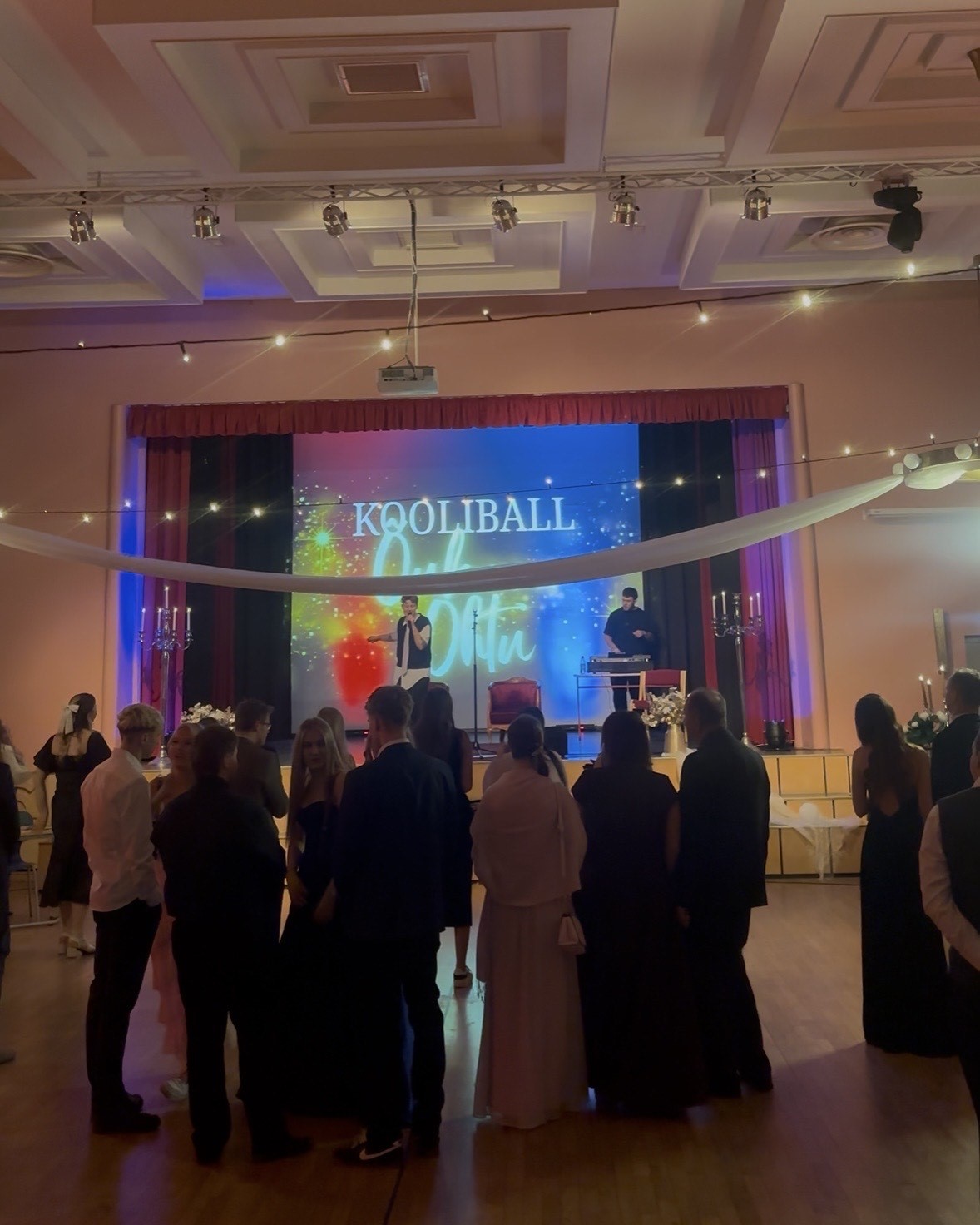 Otepää Gümnaasiumis toimus kuninglik kooliball „Õukonna õhtu“